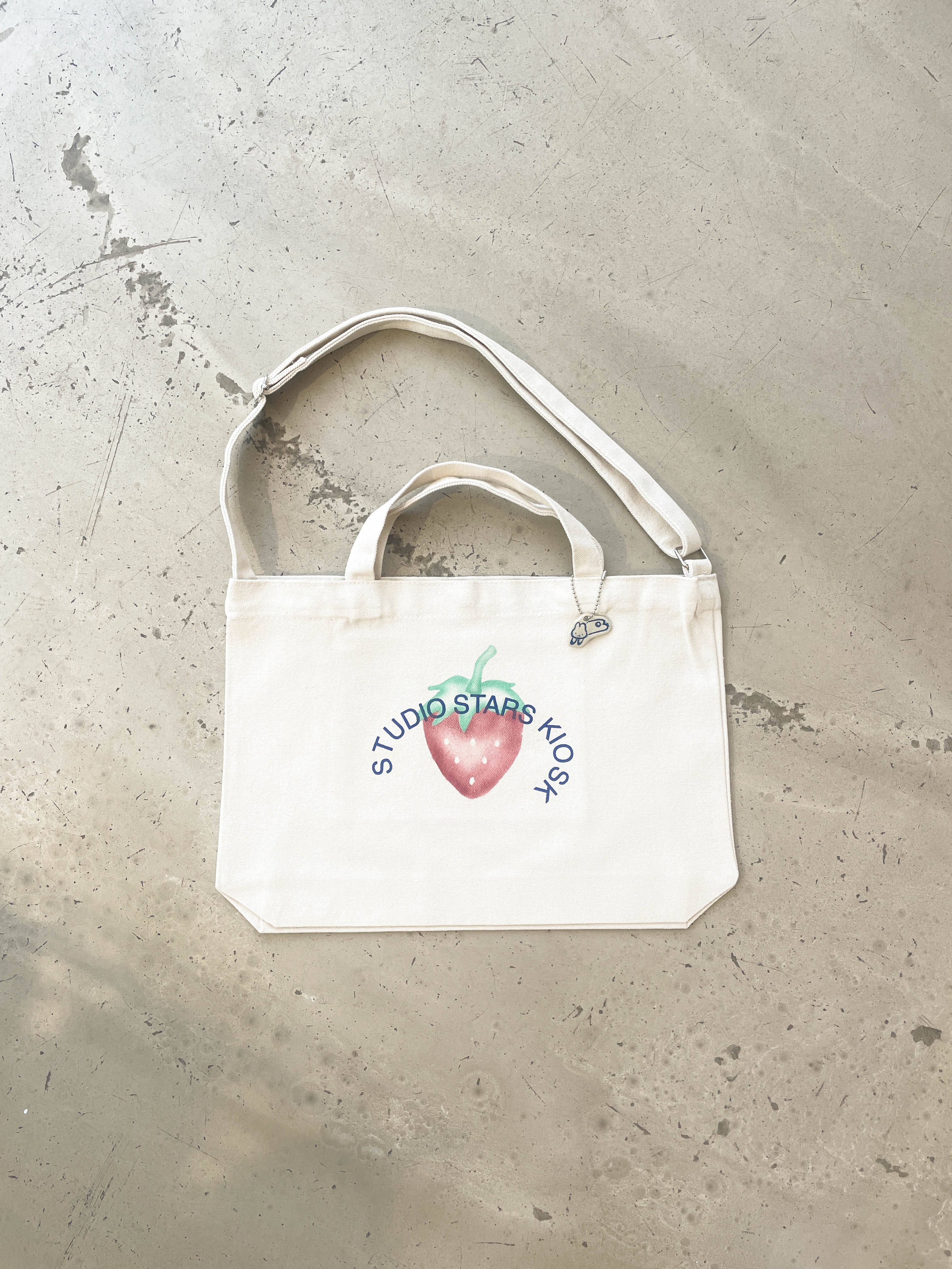 Kiosk Tote Bag   00ctmn Strawberry