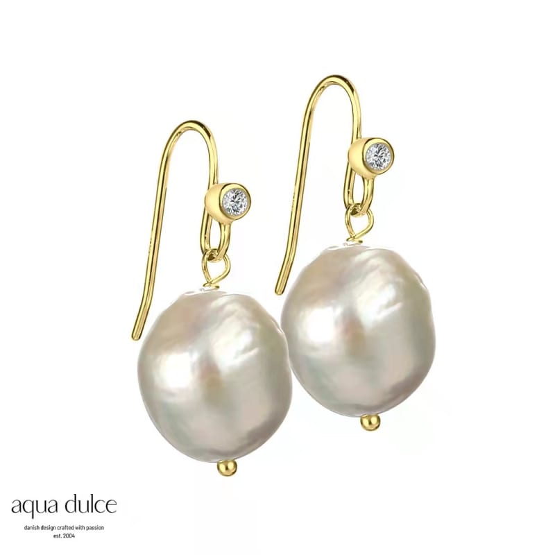 Betsy Pearl Earrings    Golden