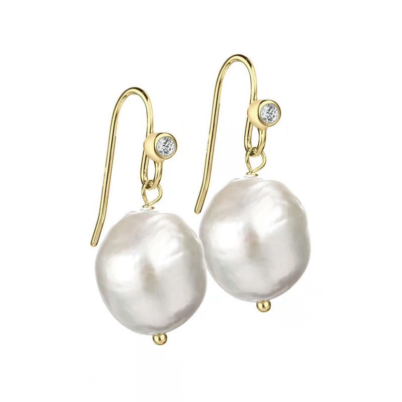 Betsy Pearl Earrings    Golden